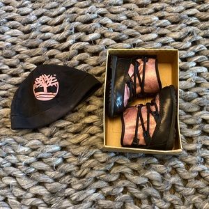 Timberland match snow shoes + beanie